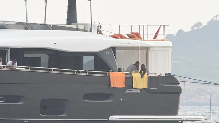 Ayrıldıkları iddia edilen Cem Yılmaz ve Serenay Sarıkaya teknede aşk tazeledi