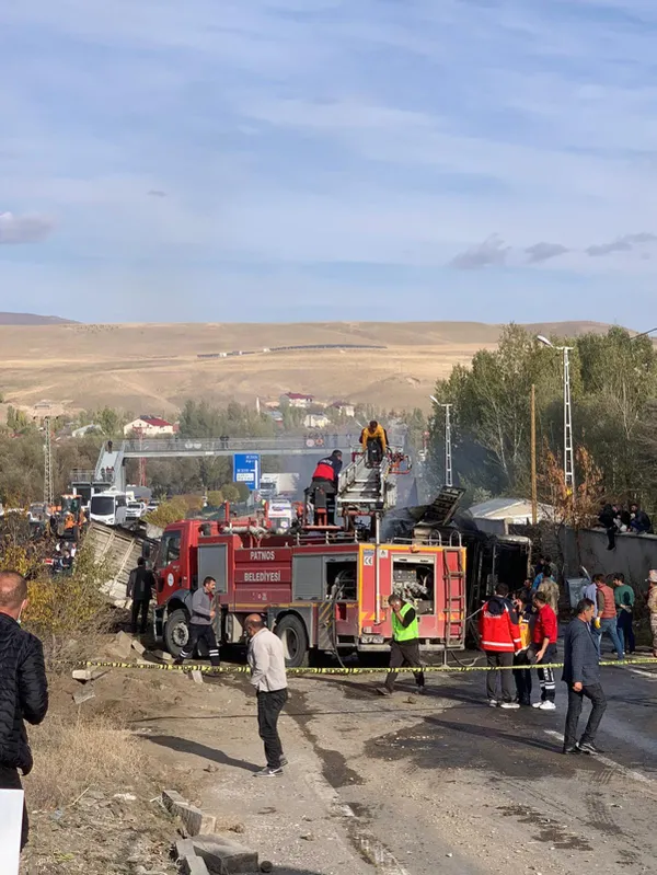 SON DAKİKA! Ağrı’da feci kaza! Yolcu otobüsü iki kamyona çarptı: Ölü ve yaralılar var