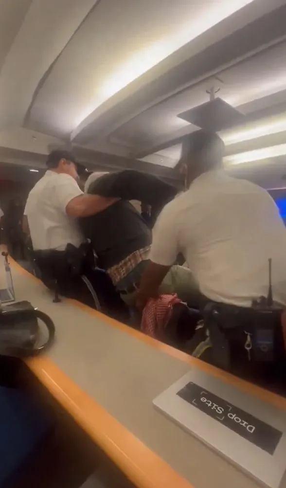 abd-disisleri-bakani-blinkena-protesto-soku-soykirimci-diyen-gazeteciyi-yaka-paca-cikardilar-1737049682340.jpg ABD Dışişleri Bakanı Blinken'a protesto şoku! "Soykırımcı" diyen gazeteciyi yaka paça çıkardılar - 3