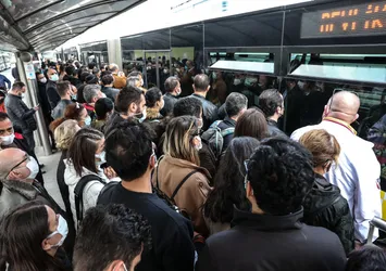 Megakentin çözülemeyen sorunu: Ulaşım! Sayılar yetersiz, duraklar kalabalık, arızalar fazla…Vatandaş CHP'li belediyeye isyan etti: İstanbul dökülüyor