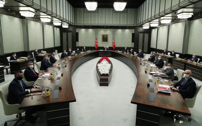 Gözler kabine toplantısında! Yeni koronavirüs tedbirleri alınacak mı? Hafta içi sokağa çıkma yasağı gelecek mi? Şehirler arası seyahat kısıtlaması olacak mı? Hafta sonu tüm gün sokağa çıkmak yasak mı olacak?