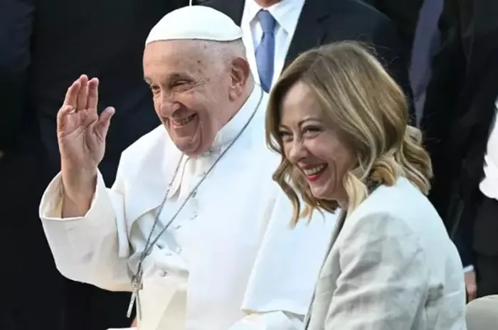 g7-zirvesinde-papadan-liderlere-dikkat-ceken-uyari-yapay-zekayi-isaret-etti-1718393684327.jpg G7 Zirvesi'nde Papa'dan liderlere dikkat çeken uyarı! Yapay zekayı işaret etti - 3