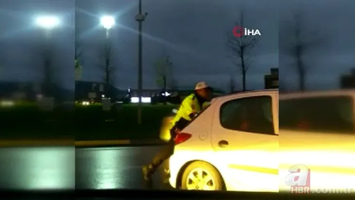 Yolda kalan otomobilin yardımına trafik polisleri koştu! Sosyal medya bu videoyu konuşuyor