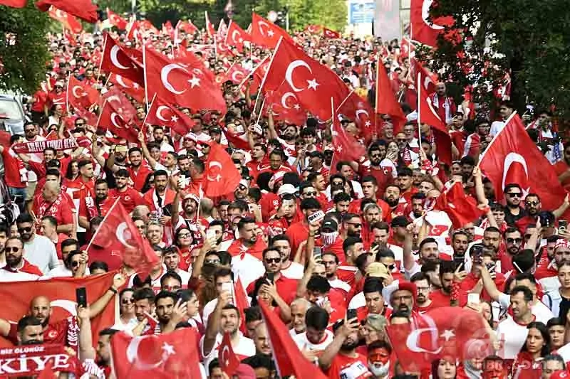 Yer gök kırmızı beyaz! Hamburg sokakları tezahürat sesleri ile inledi | Taraftarlarımızdan millilere büyük destek 5
