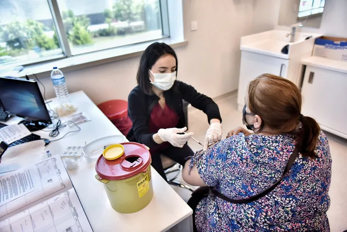 Son dakika: Sağlık Bakanı Fahrettin Koca’dan bir meslek grubuna daha aşı müjdesi! İsraf uyarısında bulundu