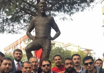 "Taçsız Kral" Metin Oktay'ın heykeli İzmir'de açıldı