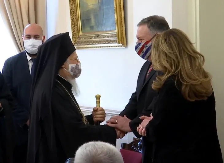 Türkiye'deki ABD Dışişleri Bakanı'ndan tepki çeken hareket! Koronaya rağmen Fener Rum Patriği Bartholomeos ile tokalaştı - 1