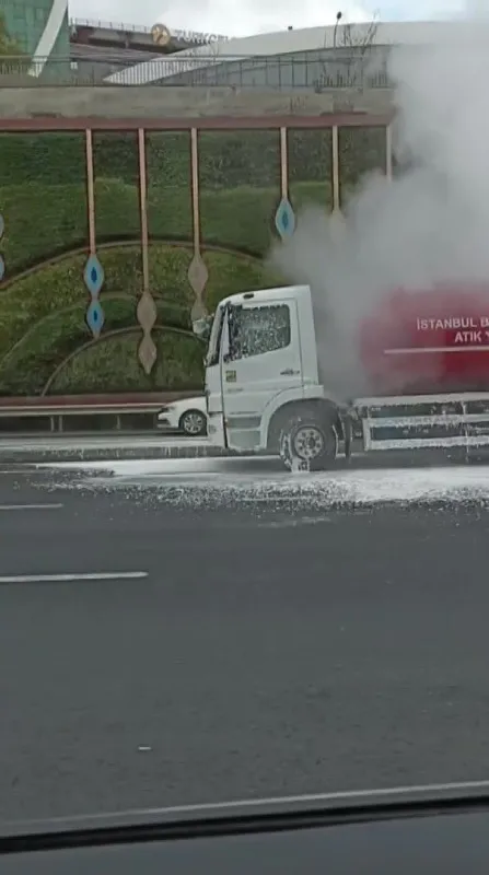 Maltepe'de korku dolu anlar! İBB'nin atık yağ taşıma tankerinde yangın - 1