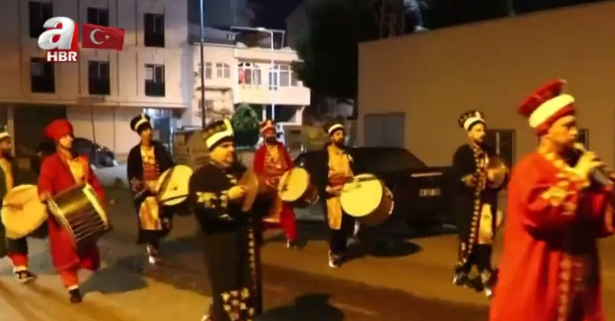 Mehter marşıyla sahura kalktılar