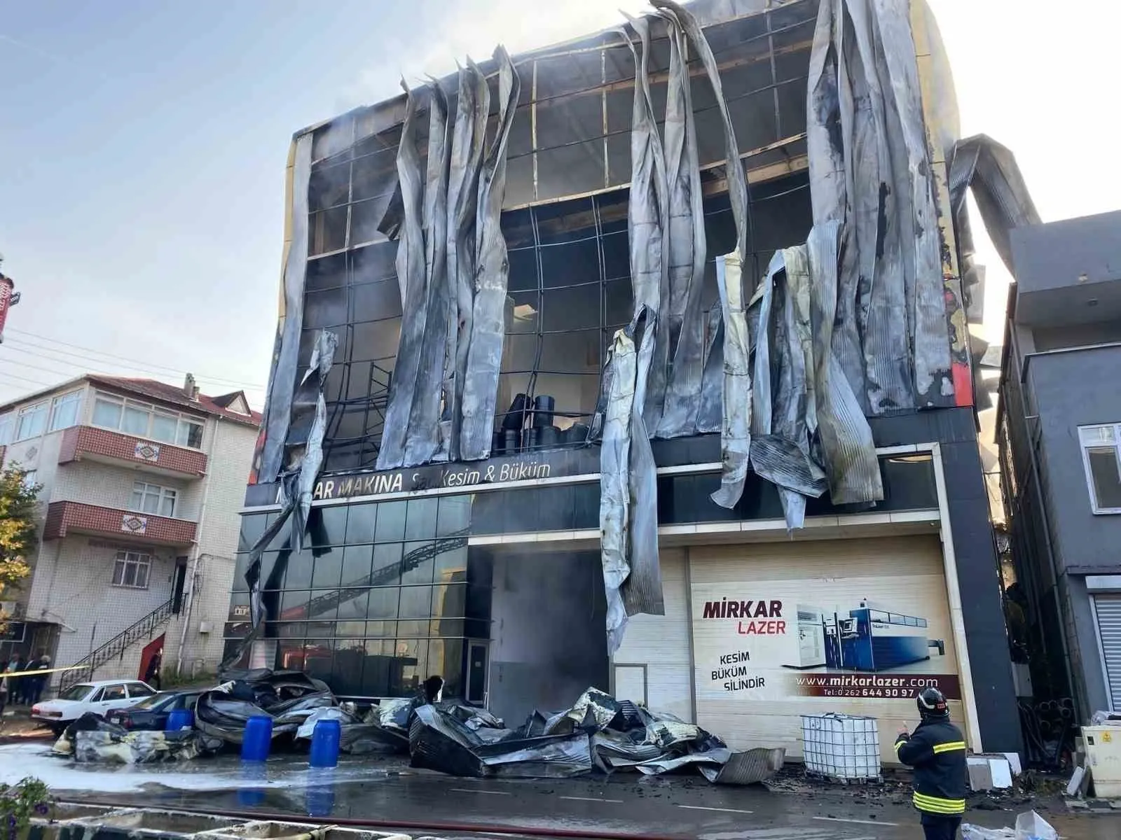 Dilovası’ndaki kozmetik fabrikası yangını davasında kritik karar: 2 zabıta müdürü tutuklandı