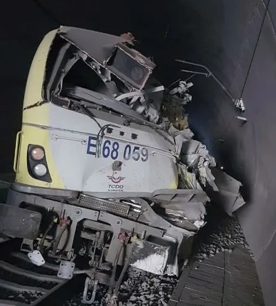 Son dakika: Bilecik'te kılavuz tren tünelde raydan çıktı: 2 ölü - 1