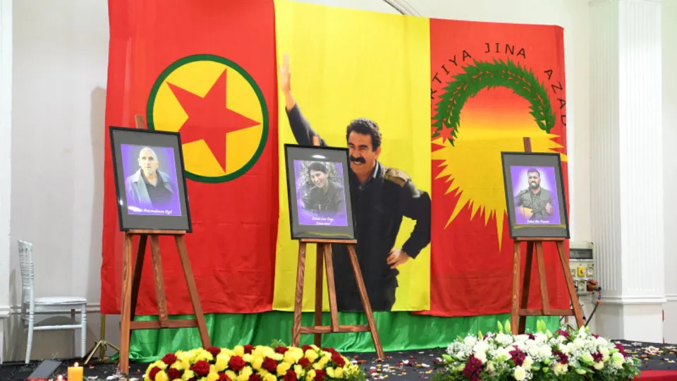 Fransa'da terör örgütü PKK skandalı! Öcalan posteri önünde cenaze töreni düzenlediler