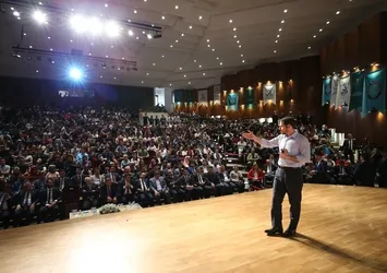 Bakan Albayrak'tan gençlere tam destek