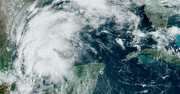 ABD teyakkuza geçti: Nicholas fırtınası yerle bir edebilir!