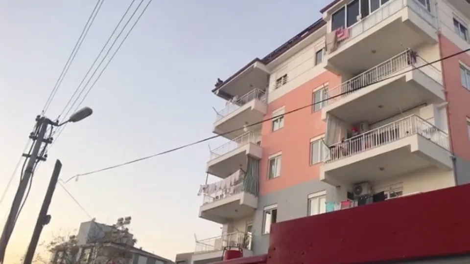 Antalya'da kan donduran olay! Eşini 24 yerinden bıçakladı | Kanları balkonun giderinden akmaya başlamış...