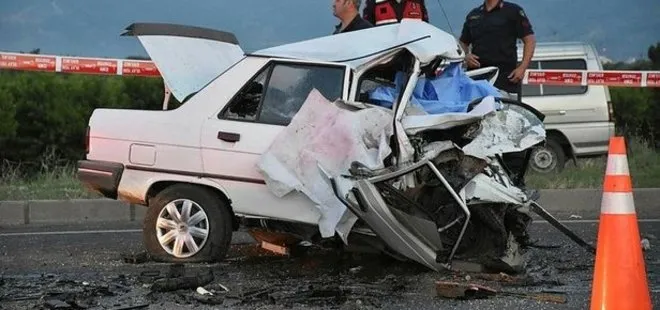 İzmir’de iki otomobil çarpıştı: 3 ölü, 1 yaralı
