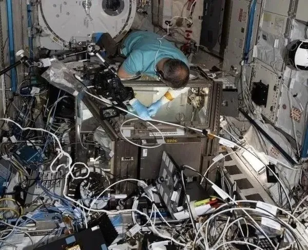 Türkiye’nin ilk astronotu Alper Gezeravcı uzaydaki çalışmalarını tam gaz sürdürüyor! 9. deneyin adı: MESSAGE