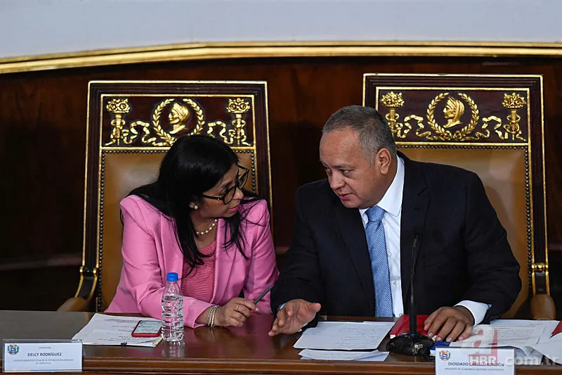 ABD'nin Venezuela'daki "operasyonları" bitmedi mi? İngiliz basınından flaş iddia: Maduro'dan sonra o ismi alacak! 7