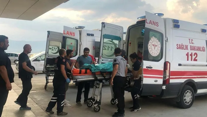 burdurda-katliam-gibi-kaza-iki-otomobil-kafa-kafaya-carpisti-cok-sayida-olu-ve-yaralilar-var-1721859928572.jpeg İki otomobil kafa kafaya çarpıştı: Çok sayıda ölü ve yaralılar var