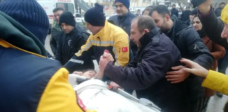 KAHRAMANMARAŞ'TA 7,4'LÜK DEPREM! Deprem bölgesinde kurtarma çalışmaları devam ediyor | İğne deliğinden çıkarıldılar