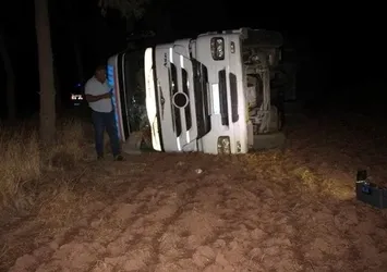 Bakır kablo yüklü tır devrildi: 1 yaralı