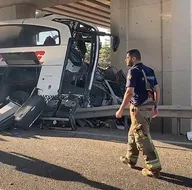 Yolcu otobüsü köprü ayağına çarptı