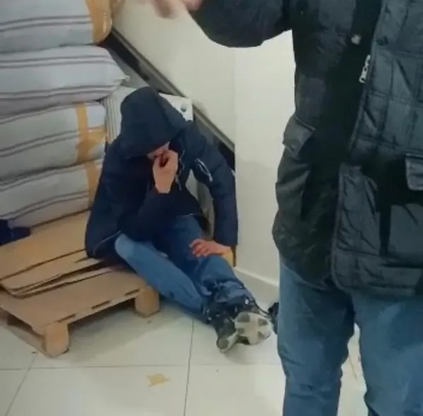 zeytinburnunda-sucustu-yakalanan-hirsizlara-meydan-dayagi-o-anlar-kamerada-1640074186520.jpg Zeytinburnu’nda suçüstü yakalanan hırsızlara meydan dayağı: O anlar kamerada - 4