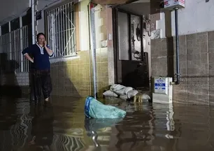 İzmir'de sağanak sonrası sel felaketi! Rögarlar taştı istinat duvarı yıkıldı