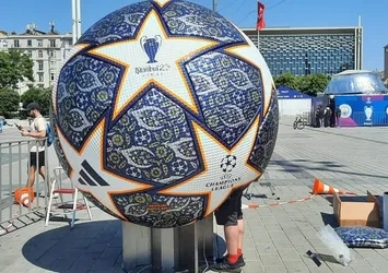 UEFA’nın dev kupasının maketi Taksim Meydanı’na yerleştirildi! Vatandaşlar yoğun ilgi gösterdi...