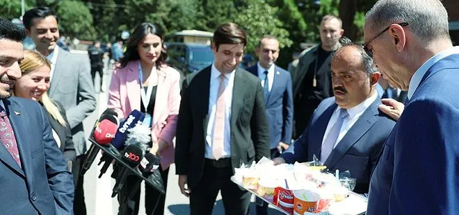 Başkan Recep Tayyip Erdoğan’dan gazetecilere dondurma ikramı