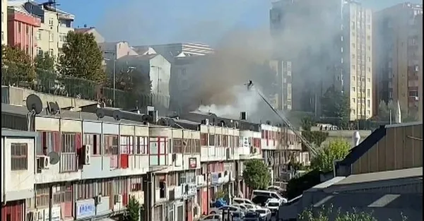 bagcilar-matbaacilar-sitesinde-yangin-1-kisi-hayatini-kaybetti-1695307378905.jpeg Bağcılar Matbaacılar Sitesi'ndeki yangın söndürüldü! 1 kişi hayatını kaybetti - 3