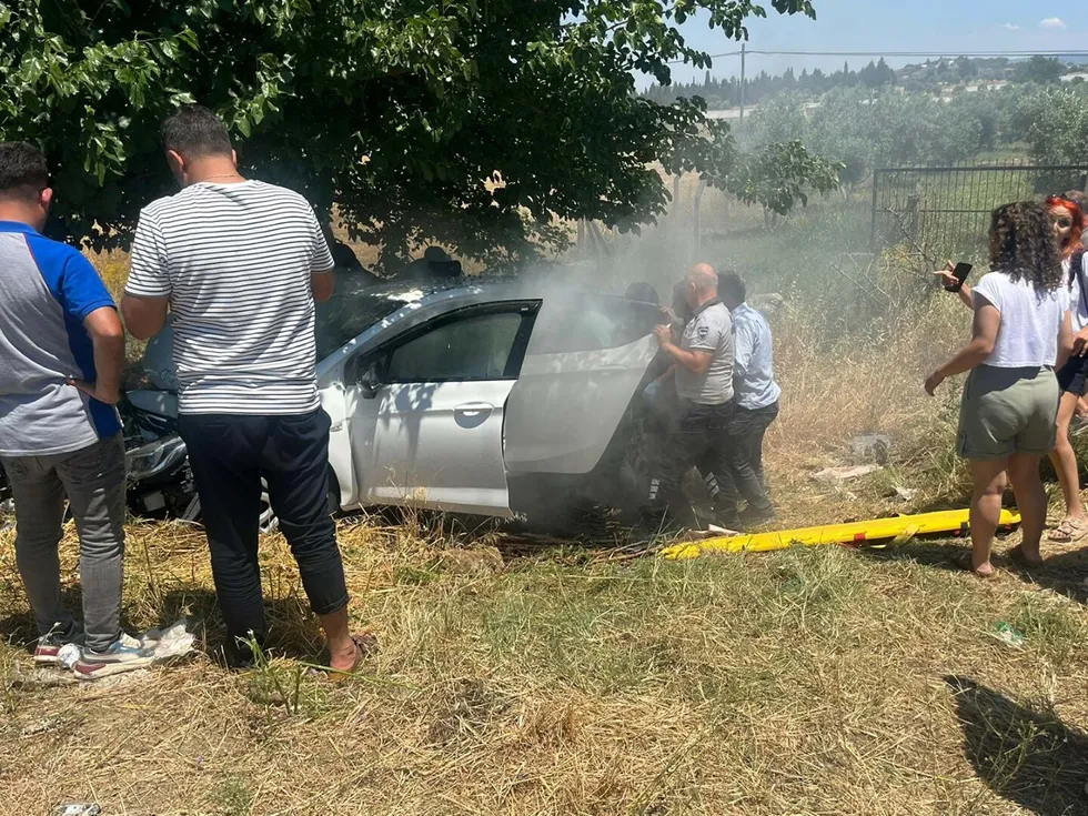 İzmir'de otomobil ağaca çarptı: 4 ağır yaralı - 2