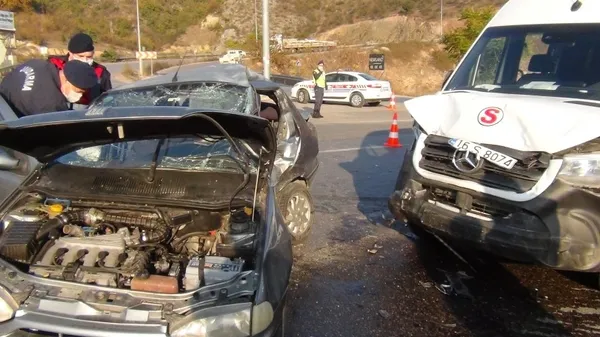 Bursa'da korkunç kaza! Servis aracıyla otomobil çarpıştı: 1'i ağır 7 yaralı - 2