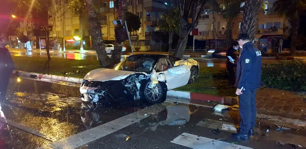 1610829430280.jpg 4 milyon TL'lik otomobil hurdaya döndü! Araçtaki iki kişi yaralandı - 4