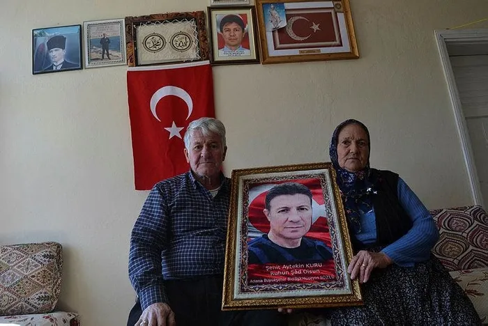 sehit-aytekin-kurunun-babasindan-fetocu-alcaklara-milletin-vicdaninda-hep-hain-kalacaklar-1720938407676.jpeg Şehit Aytekin Kuru'nun babasından FETÖ'cü alçaklara: Milletin vicdanında hep hain kalacaklar - 1