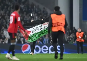 Kopenhag Manchester United maçında Filistin’e destek! “Çocukların öldürülmesini durdurun”