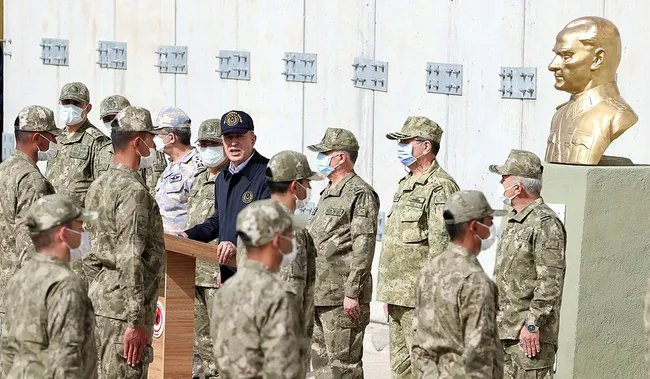 Bakan Akar ile Başçavuş Arif Top arasında duygulandıran konuşma: Görev yerimi terk edemem