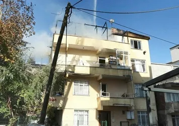 Alevler çatı katını yuttu! Yer: İstanbul