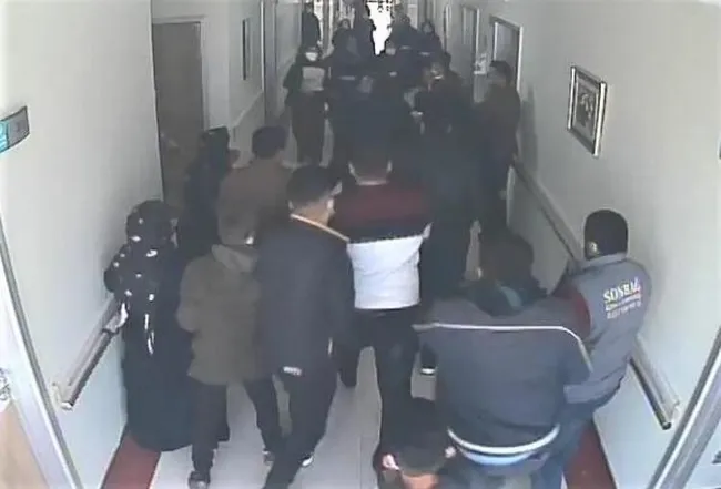 Şanlıurfa'da hastanede 20 hasta yakını güvenlik görevlisini dövdü - 2