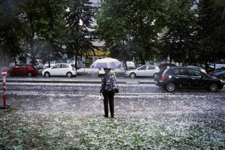 Ankara’da şiddetli yağış hayatı olumsuz etkiledi