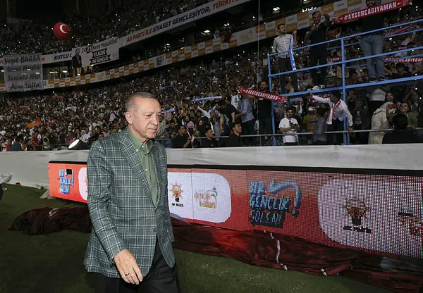 AK Parti gençliği şehitleri unutmadı! Adana’da duygulandıran anlar