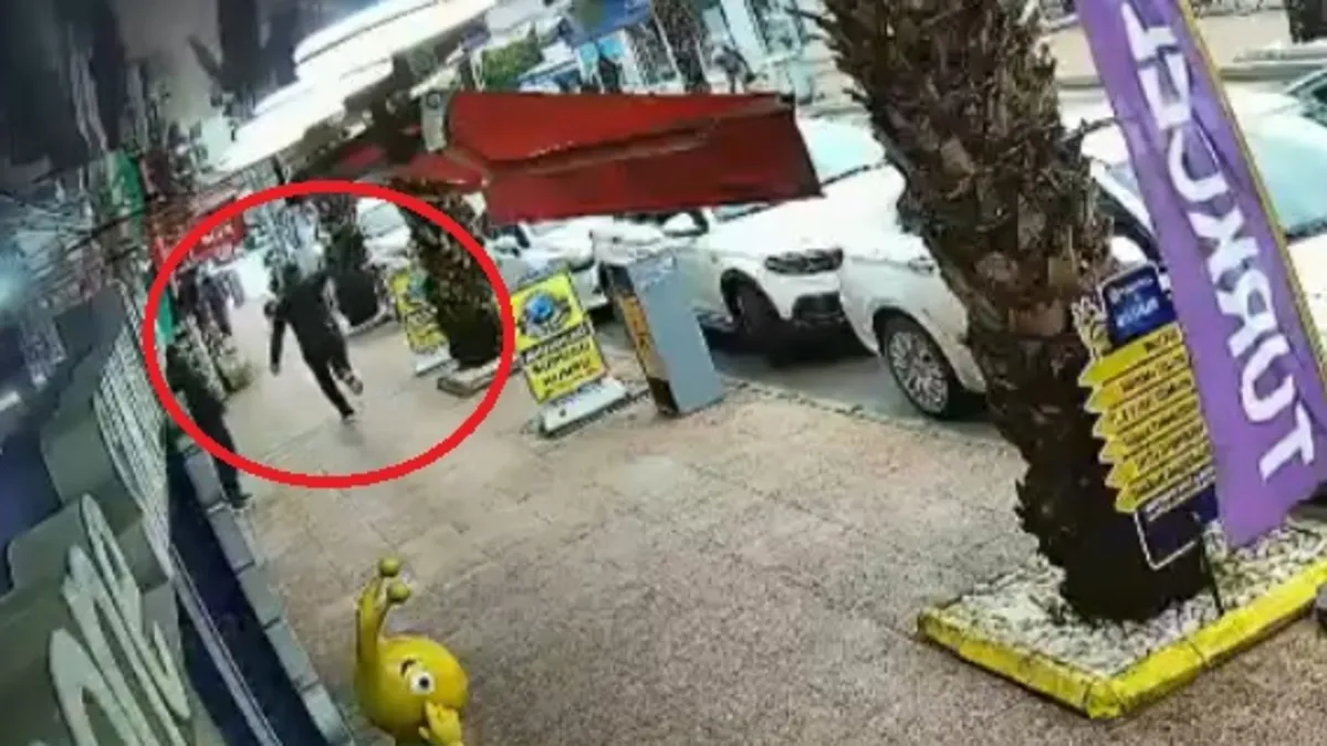 Kuyumcudaki soygun kamerada: 100 gram altını alıp kaçtı