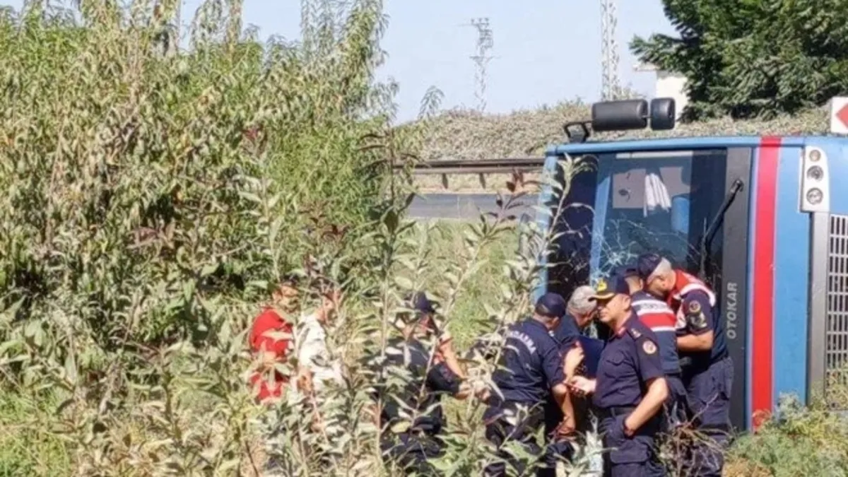 Mersin'de cezaevi ring aracı devrildi: 5'i mahkum 12 yaralı