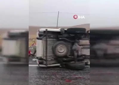 Elazığ’da kaygan yolda kamyonet devrildi