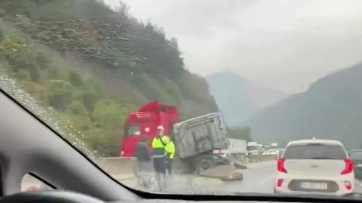 Sakarya'da etkili yağış kazaya neden oldu! D-650’de trafik kuyruğu oluştu