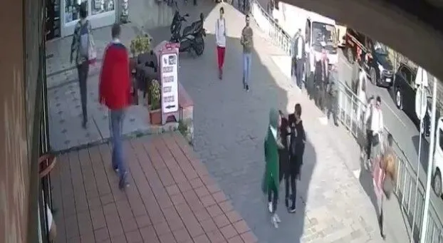 Karaköy’de başörtülü kıza saldıran kadının komşularına ve esnafa da terör estirdiği ortaya çıktı