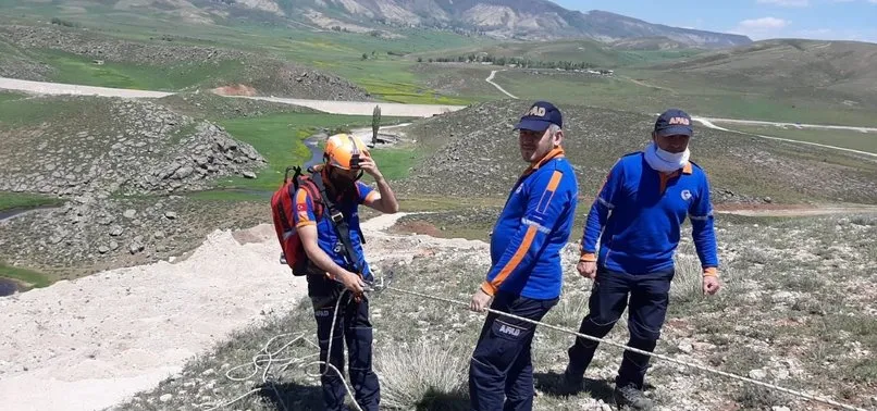 AFAD ve jandarma ekipleri dağda mahsur kalan koyun için seferber oldu