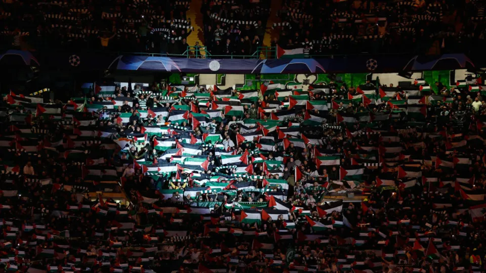 Celtic taraftarı Filistin'e destekten vazgeçmiyor! Şampiyonlar Ligi maçında dünyaya Gazze mesajı