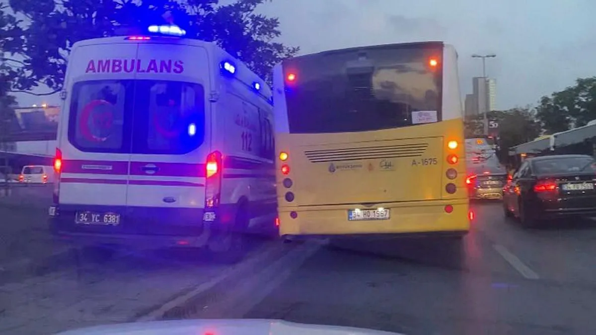 Trafikte sıkışan ambulans kaldırımdan gitti