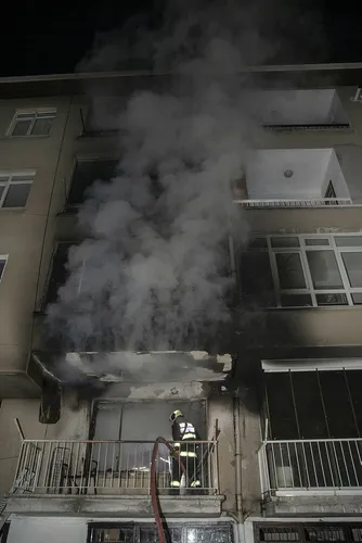 Evde yangın çıktı: 1 kişi yaralandı, 3'ü çocuk 5 kişi dumandan etkilendi - 5